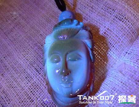 網(wǎng)上用紫光手電鑒定琥珀的帖子這么多，哪個(gè)是真假？